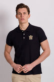 POLO CON DETALLE ESCUDO BORDADO