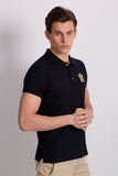POLO CON DETALLE ESCUDO BORDADO